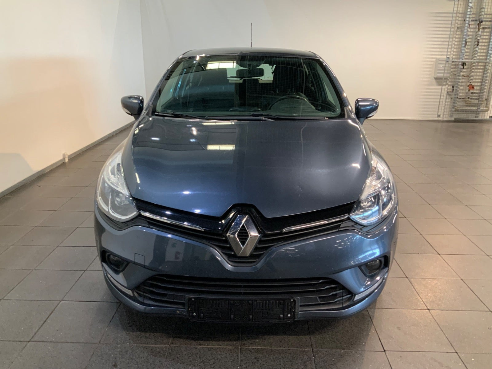 Grå Renault Clio IV fra 2018