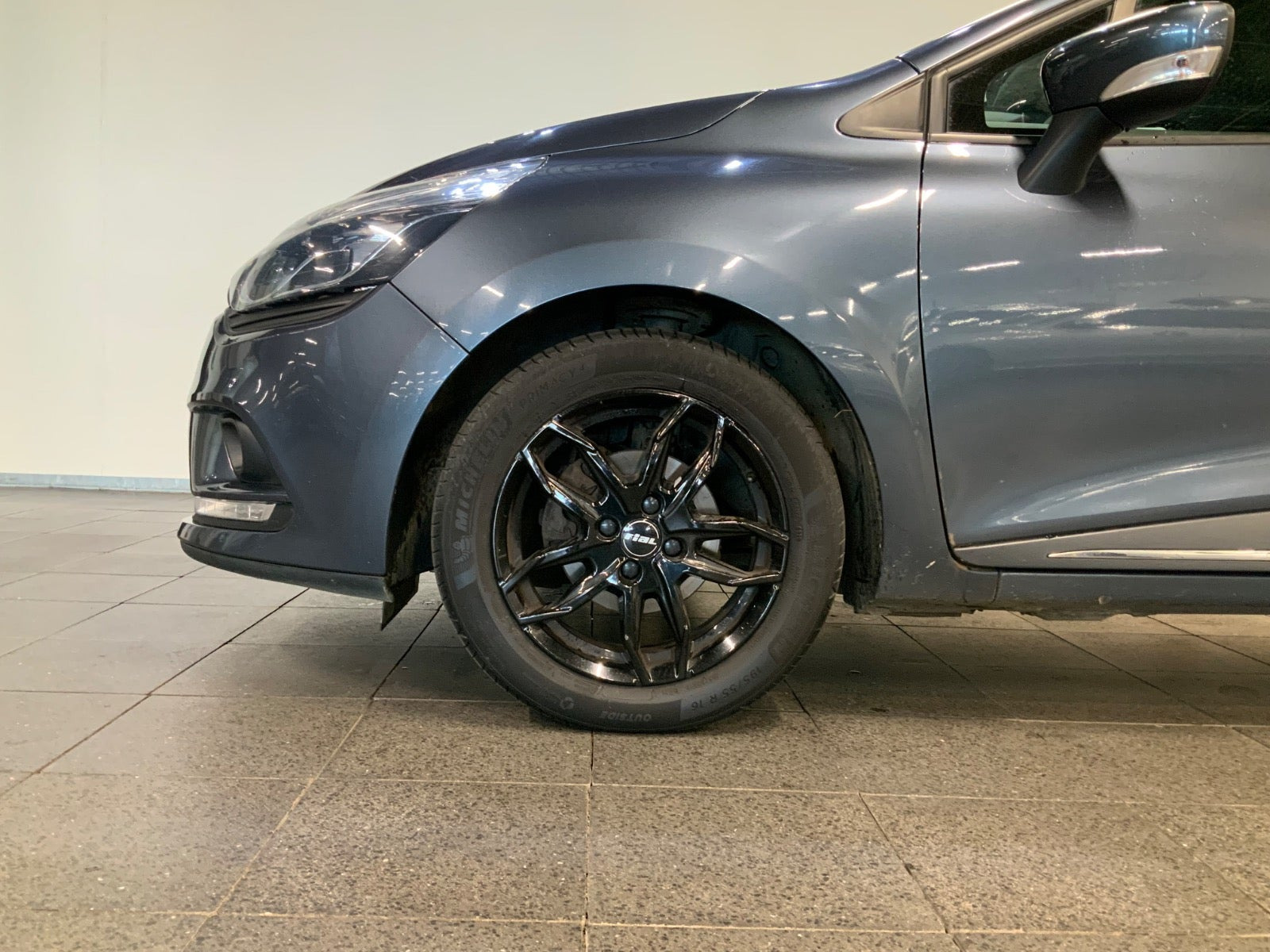 Grå Renault Clio IV fra 2018