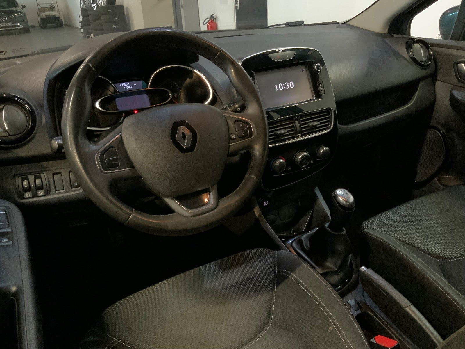 Grå Renault Clio IV fra 2018