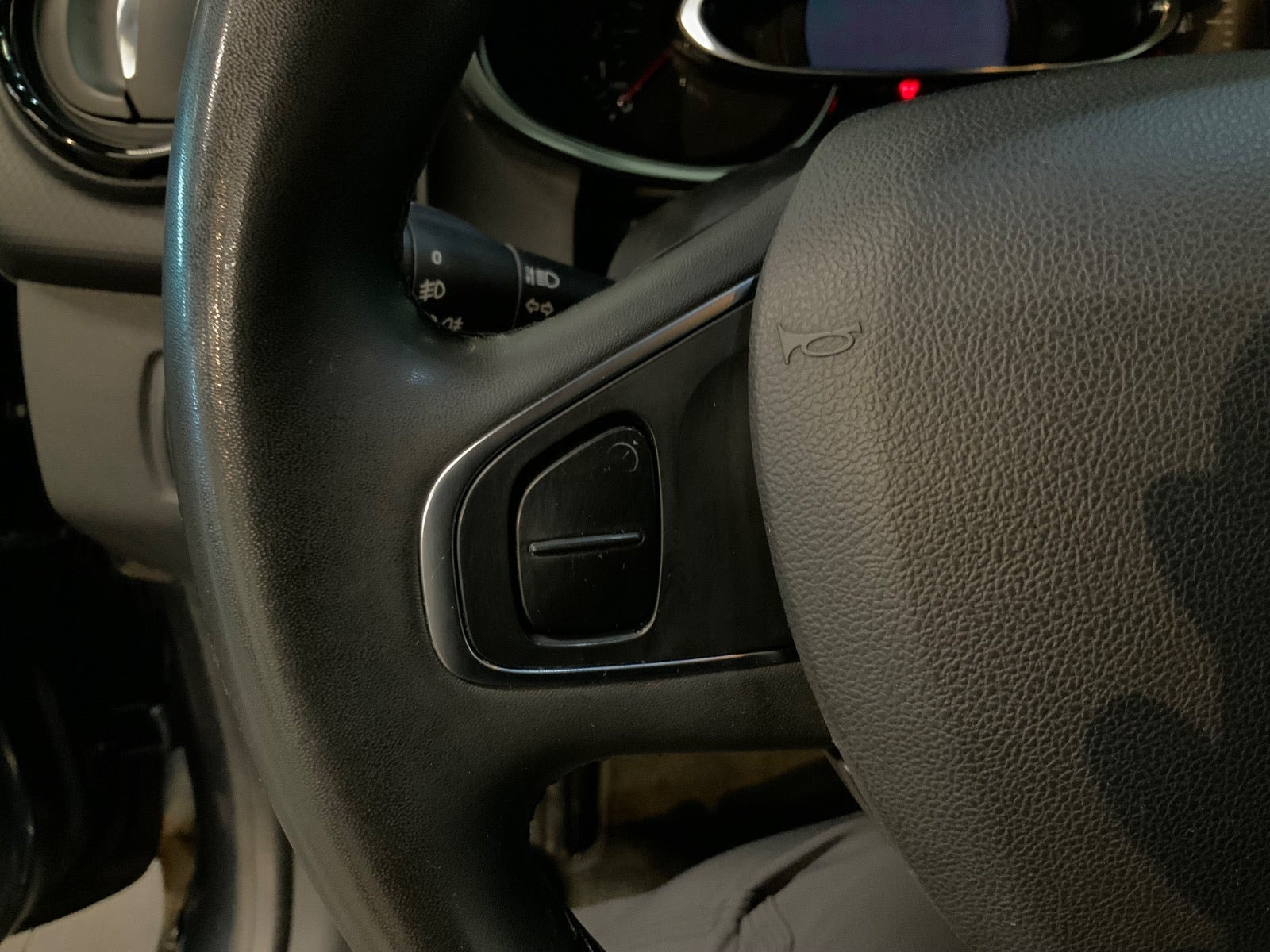 Grå Renault Clio IV fra 2018