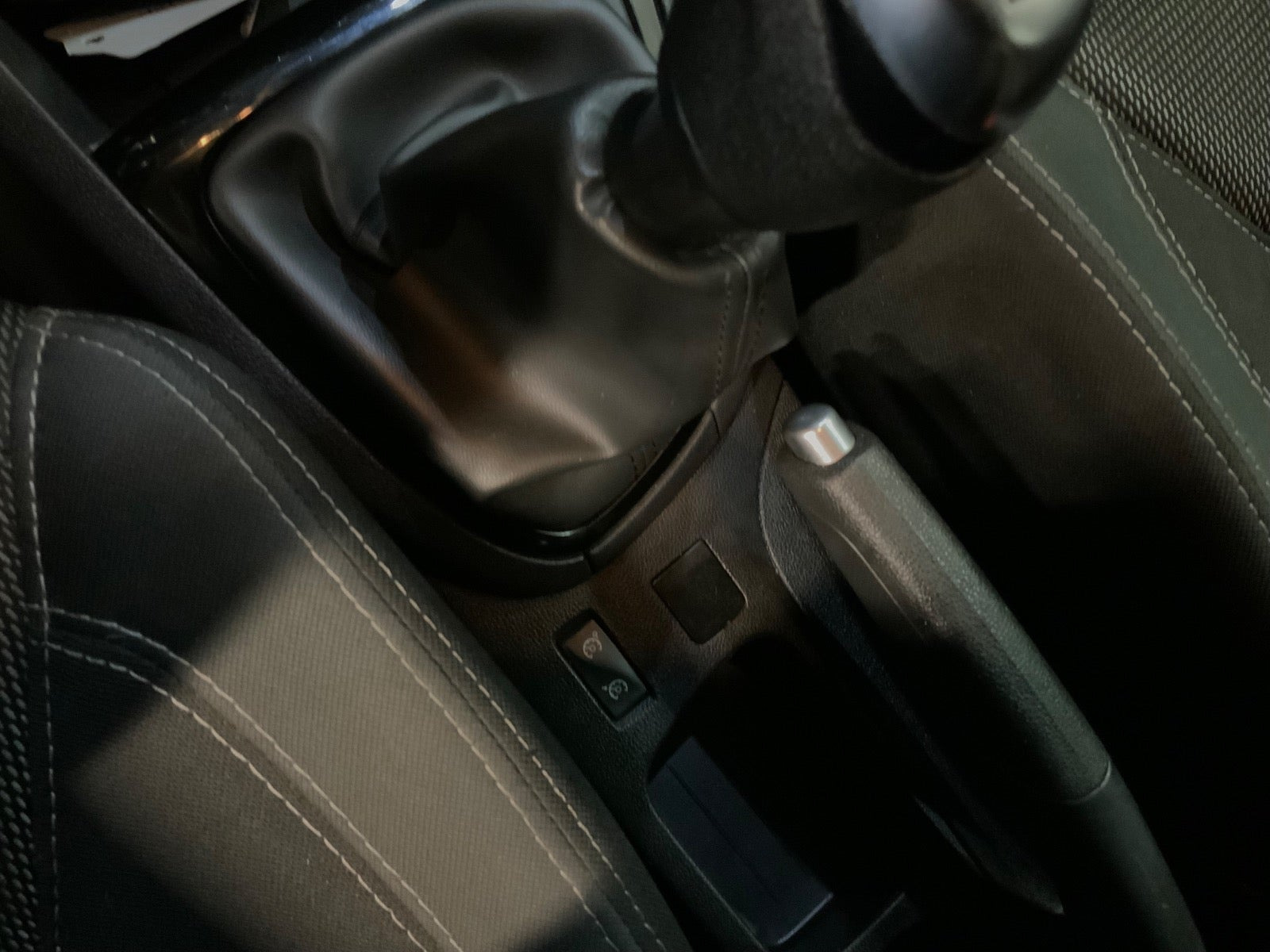 Grå Renault Clio IV fra 2018
