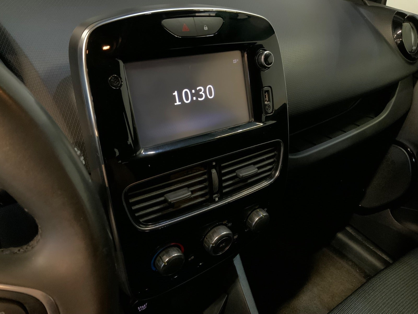 Grå Renault Clio IV fra 2018
