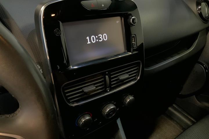 Grå Renault Clio IV fra 2018