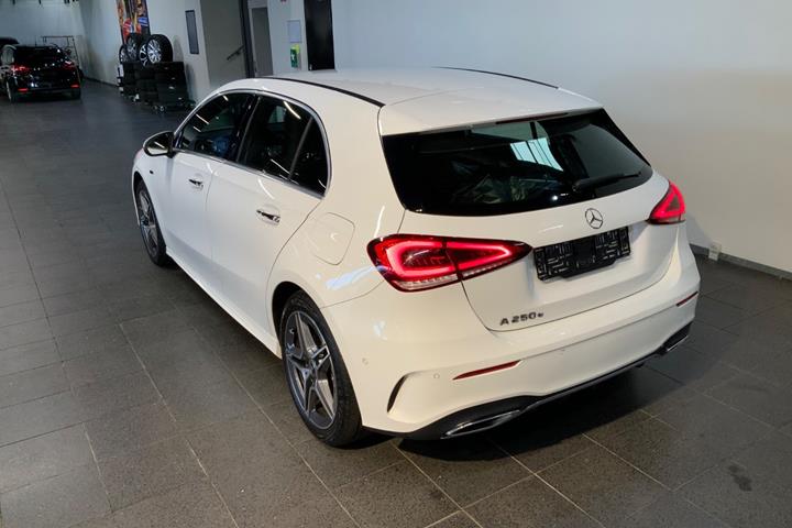 Hvid Mercedes A250 e fra 2021