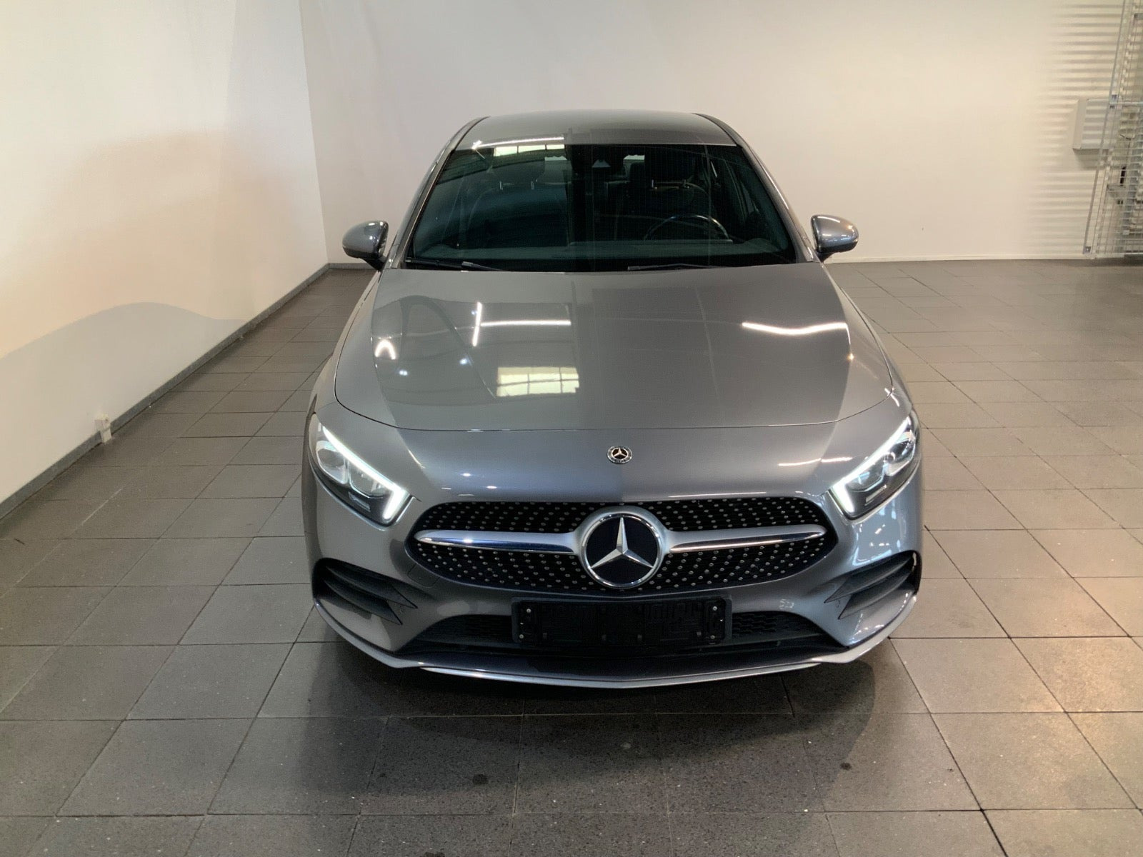 Grå Mercedes A200 fra 2020