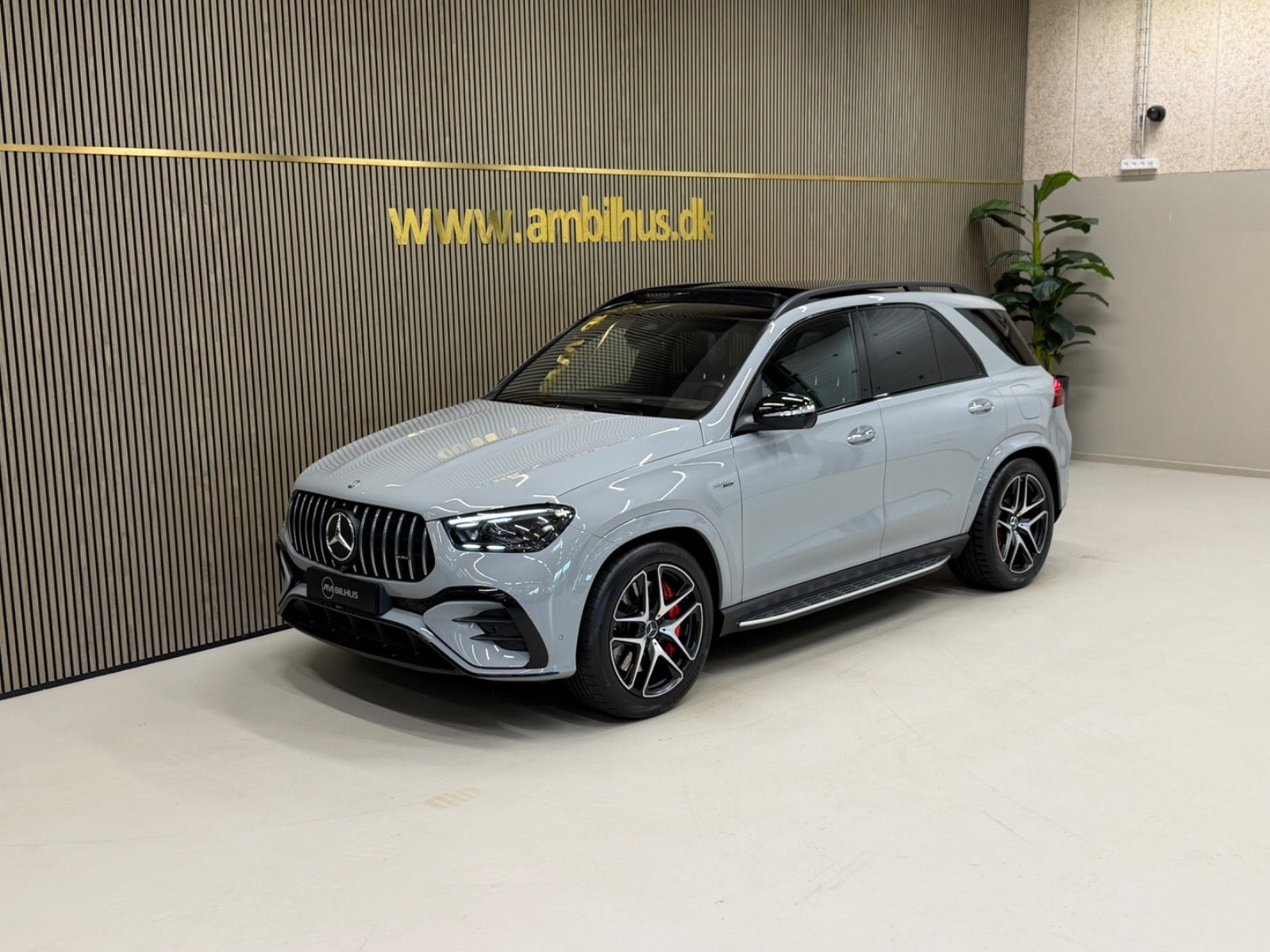 Grå Mercedes GLE53 fra 2025