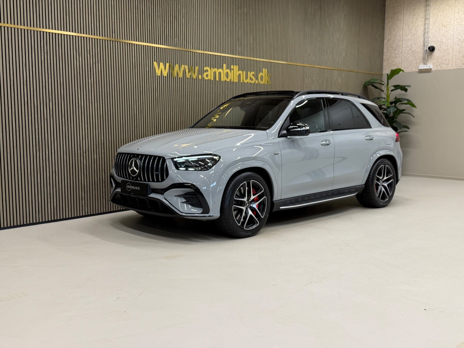 Grå Mercedes GLE53 fra 2025