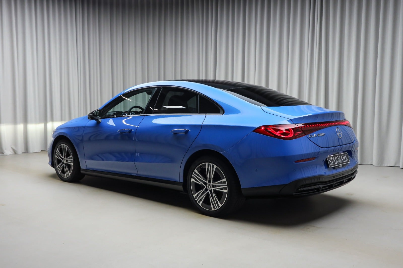 Blå Mercedes CLA250+ fra 2026