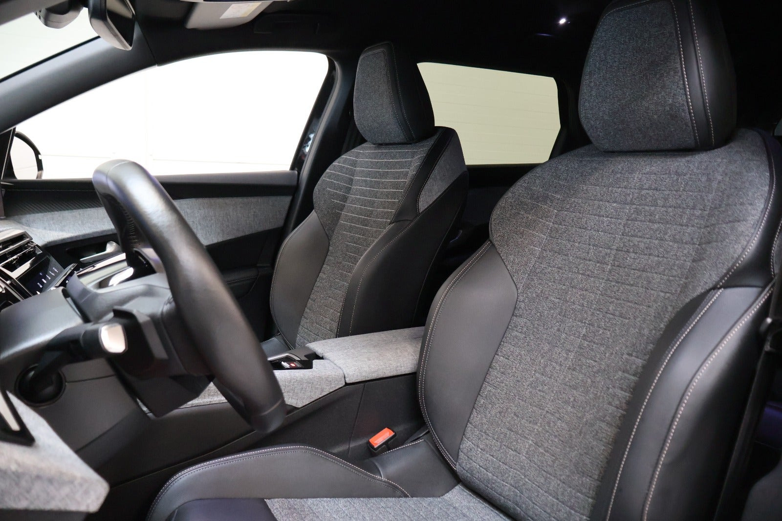 Sort Peugeot e-5008 fra 2025