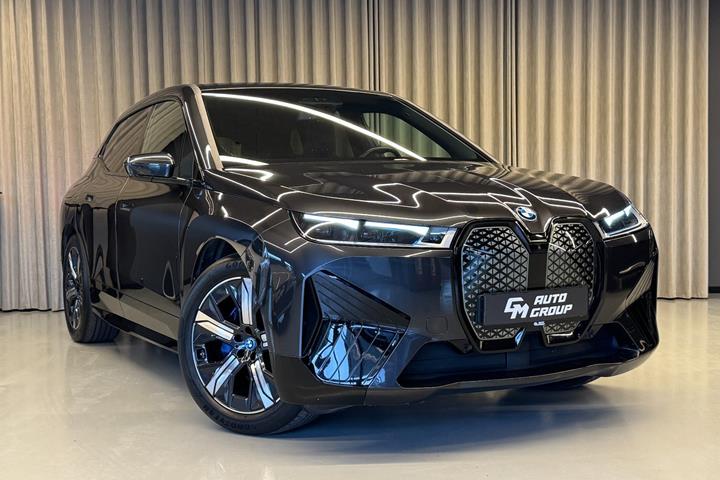 Grå BMW iX fra 2023