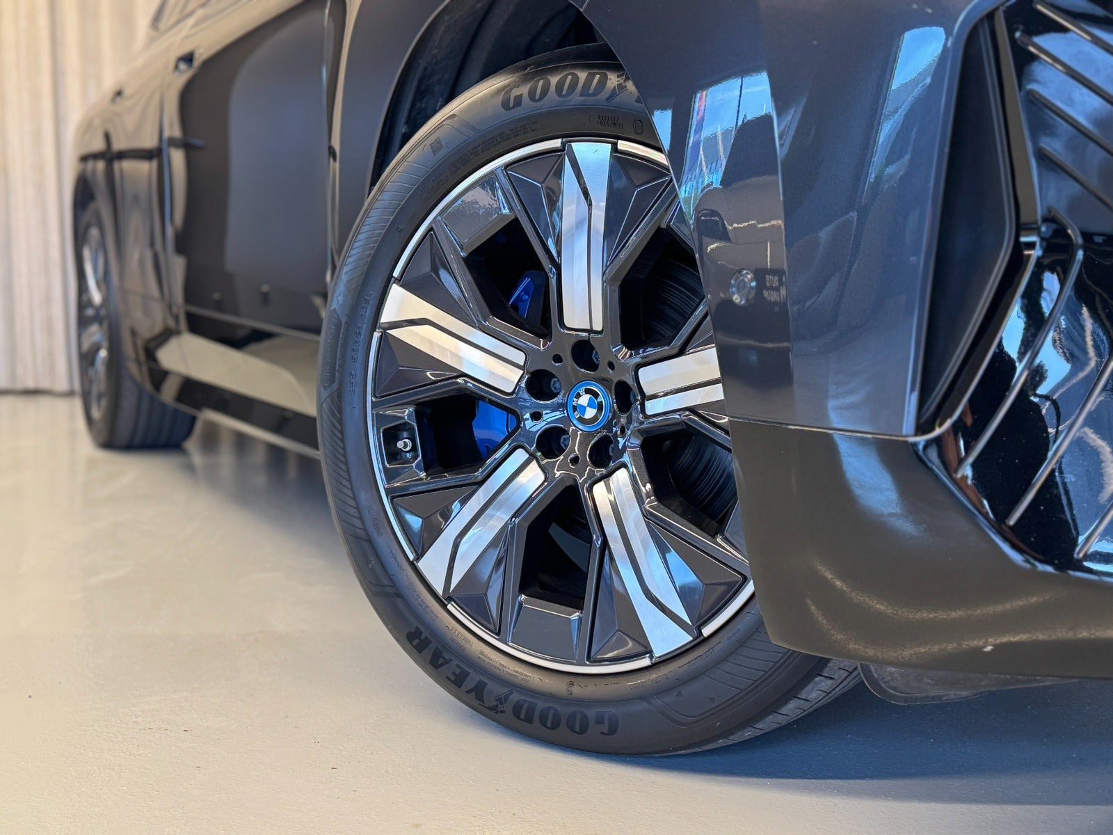Grå BMW iX fra 2023
