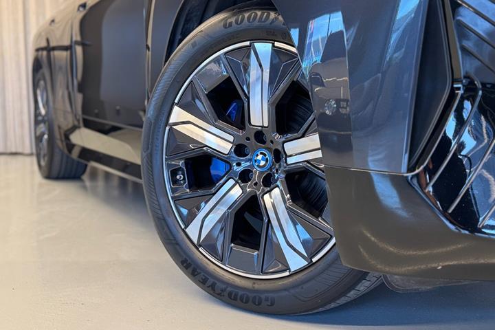 Grå BMW iX fra 2023
