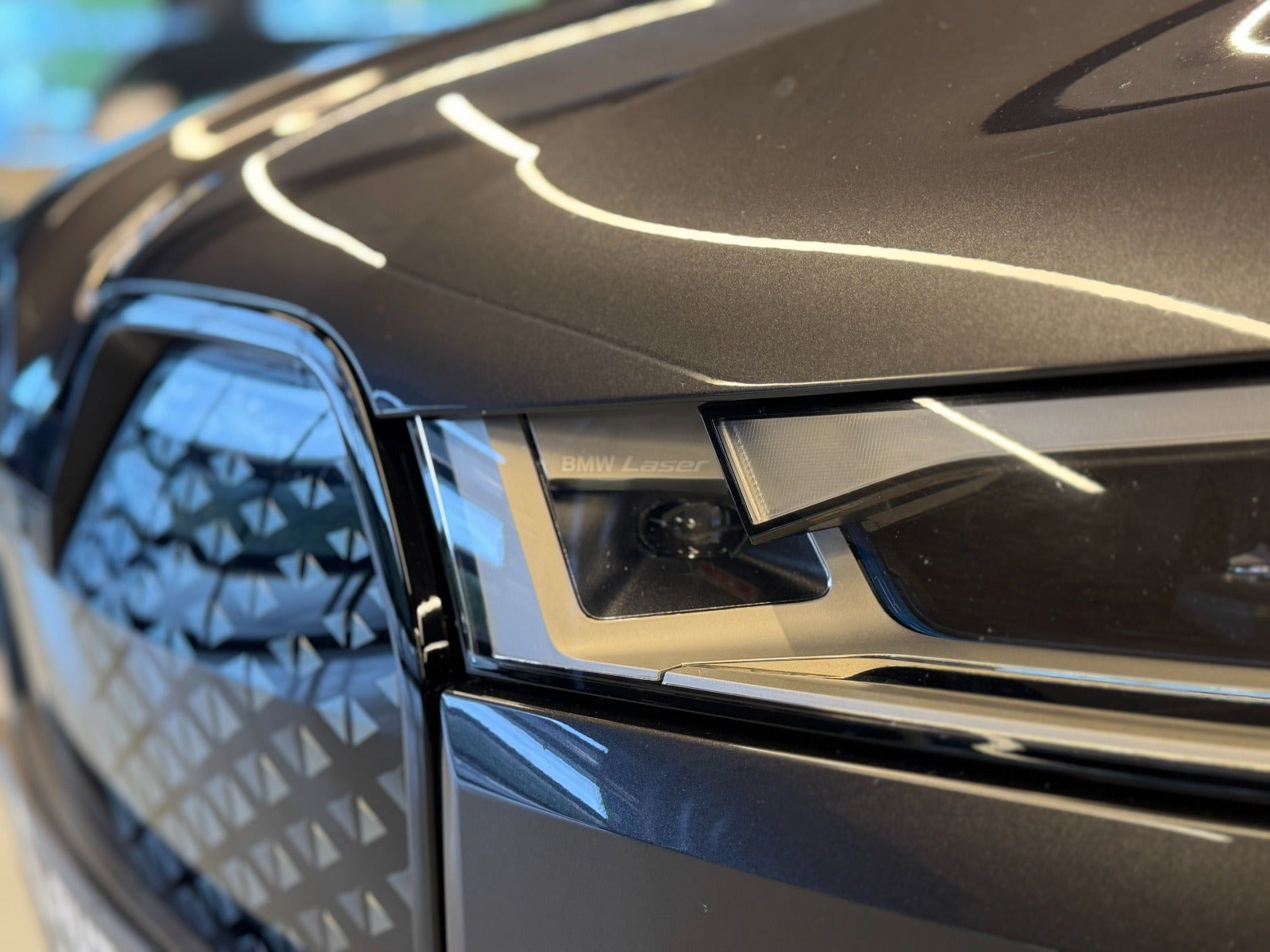 Grå BMW iX fra 2023