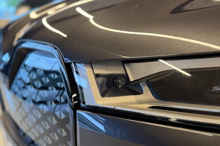 Grå BMW iX fra 2023
