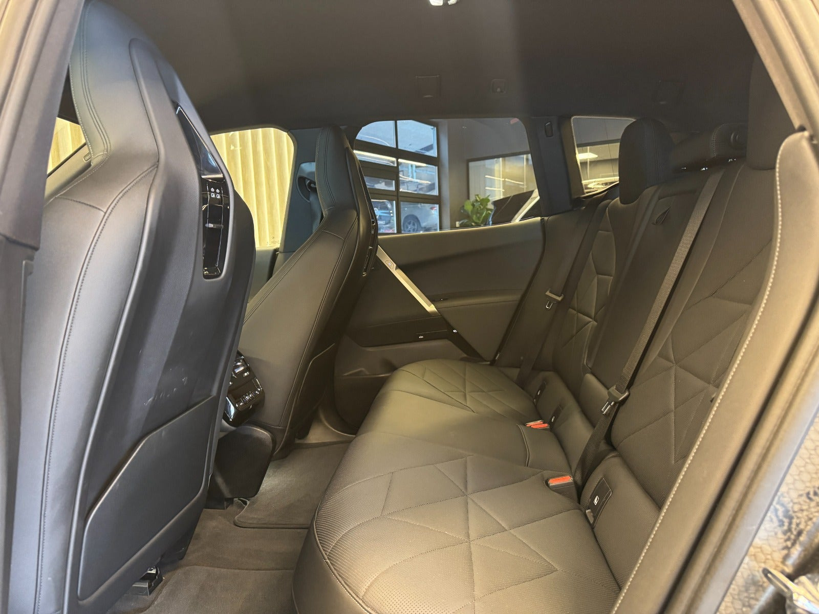 Grå BMW iX fra 2023