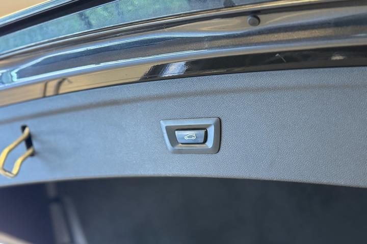 Grå BMW iX fra 2023