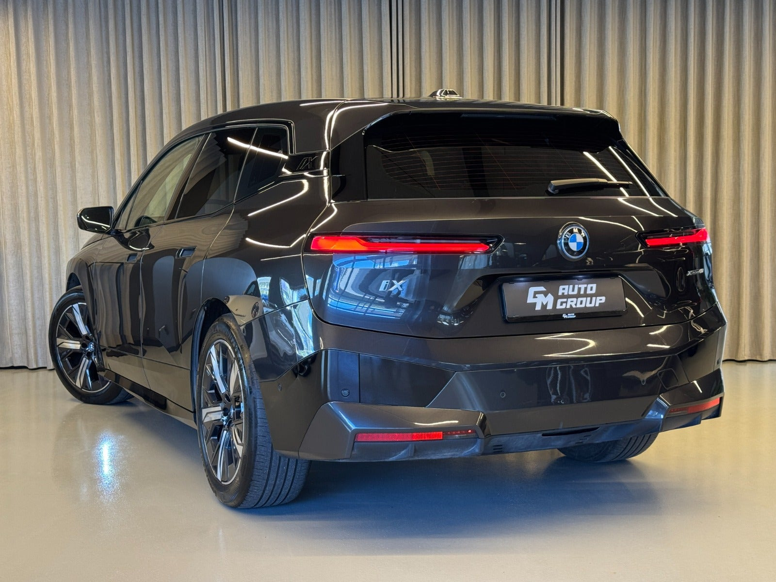 Grå BMW iX fra 2023