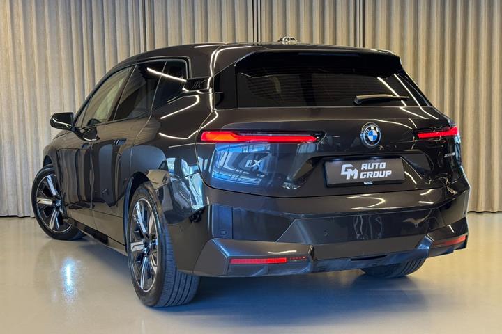Grå BMW iX fra 2023