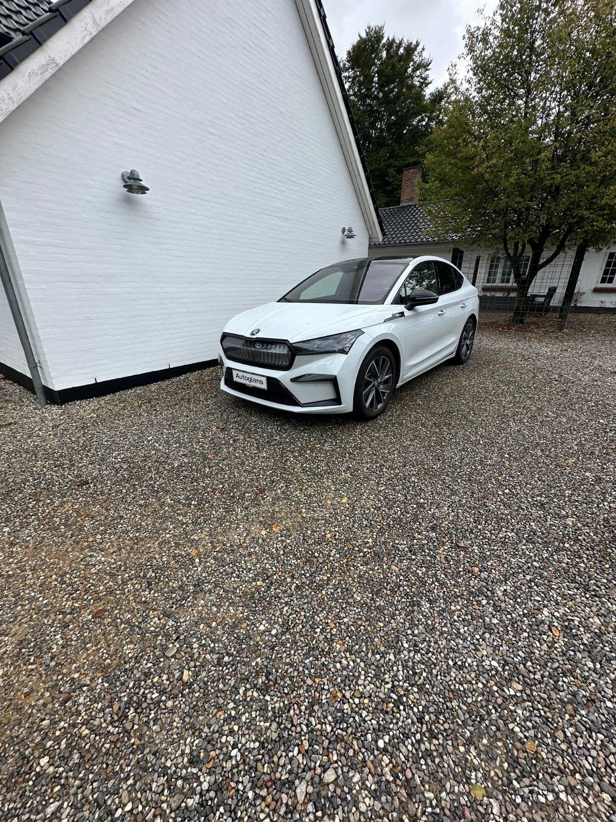 Hvid Skoda Enyaq fra 2025