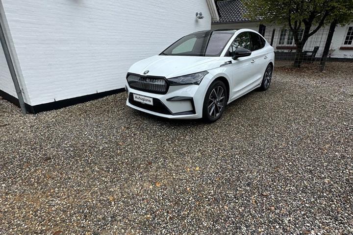 Hvid Skoda Enyaq fra 2025