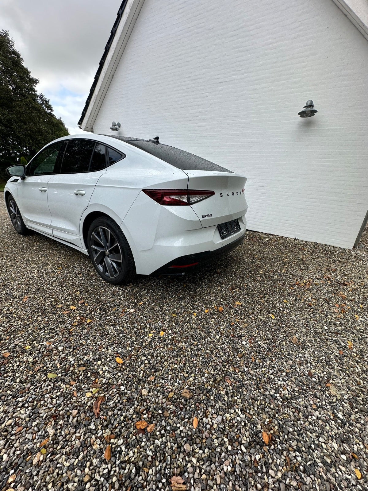 Hvid Skoda Enyaq fra 2025