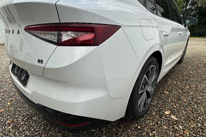 Hvid Skoda Enyaq fra 2025