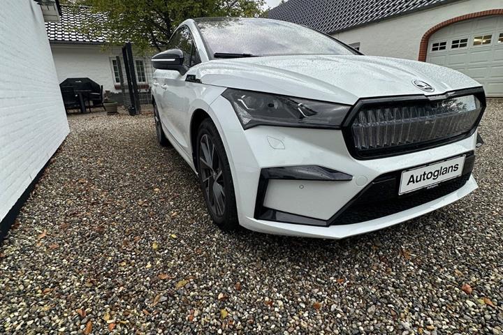 Hvid Skoda Enyaq fra 2025