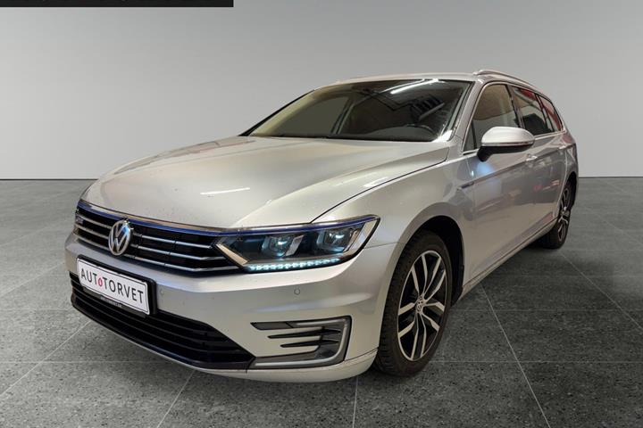 Sølv VW Passat fra 2017 set udefra