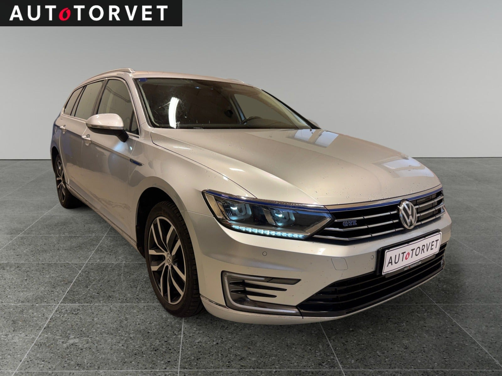 Sølv VW Passat fra 2017