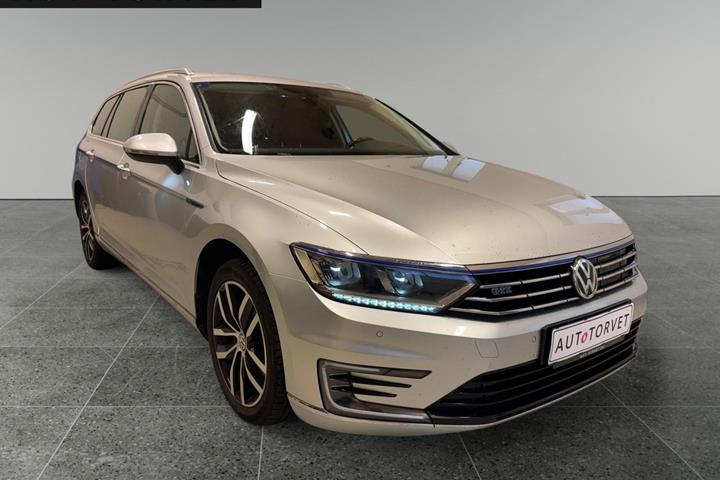Sølv VW Passat fra 2017