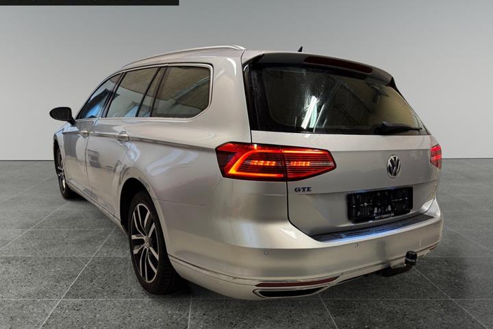 Sølv VW Passat fra 2017