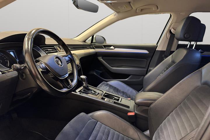 Sølv VW Passat fra 2017