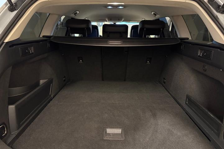 Sølv VW Passat fra 2017