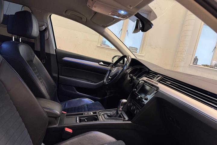 Sølv VW Passat fra 2017