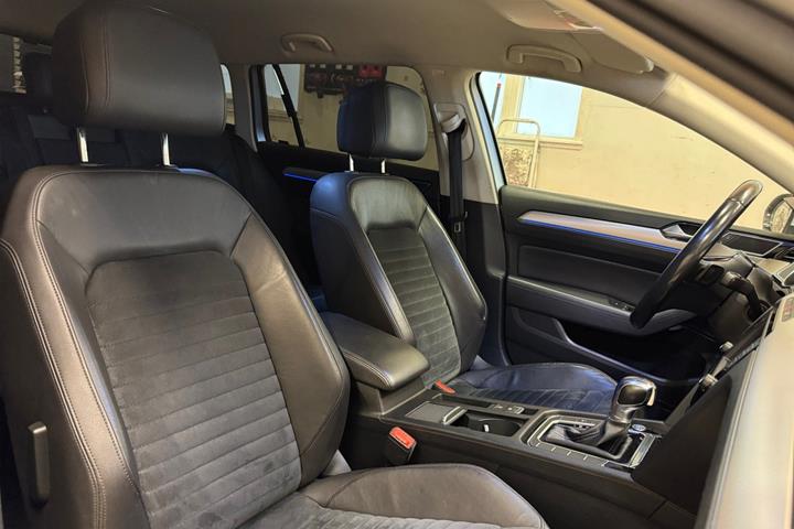 Sølv VW Passat fra 2017