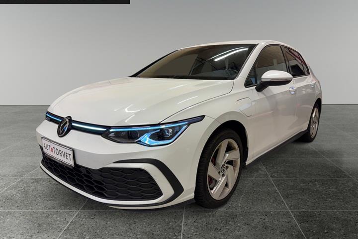 Hvid VW Golf VIII fra 2021 set udefra