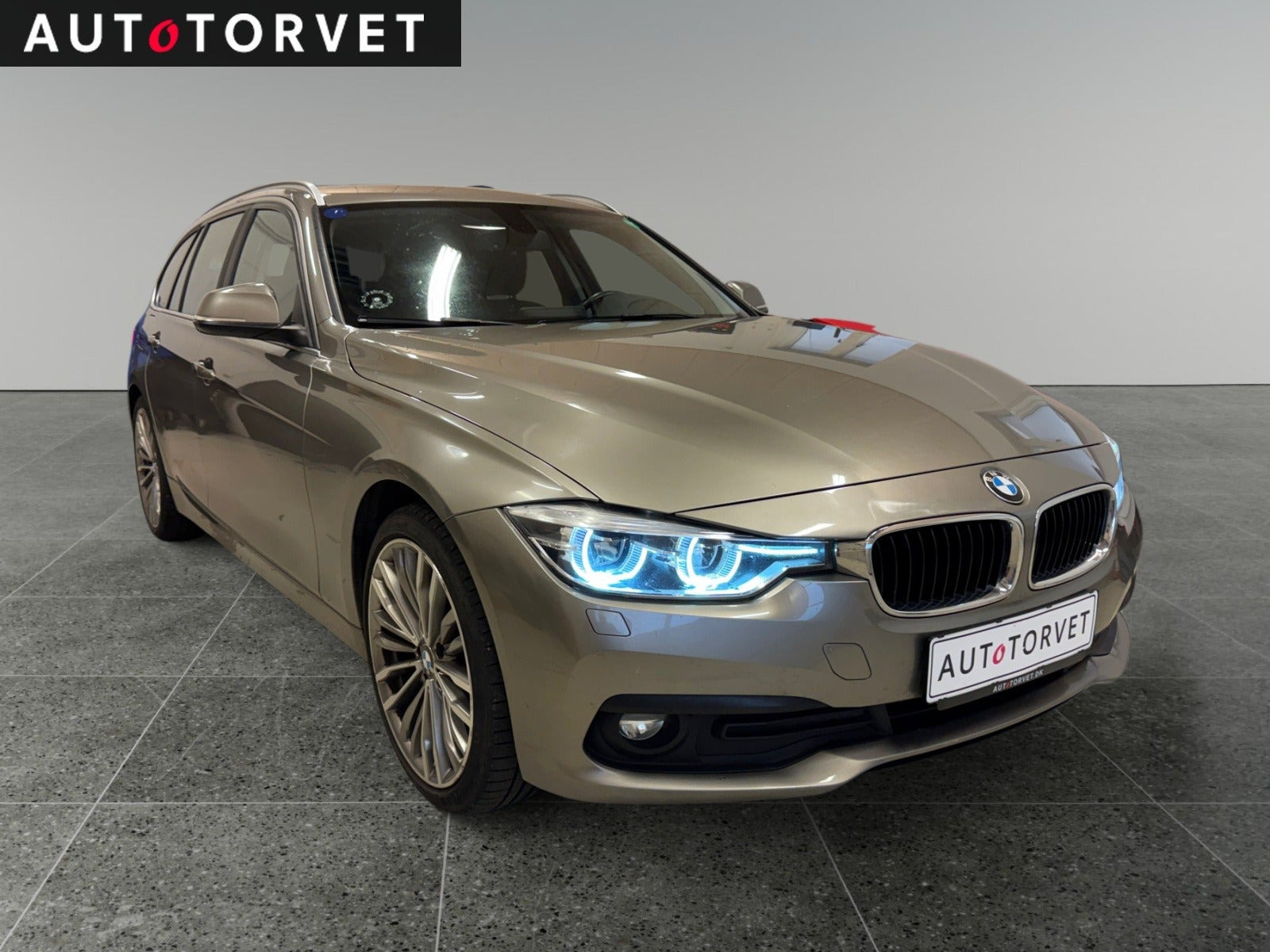 Beige BMW 320d fra 2019