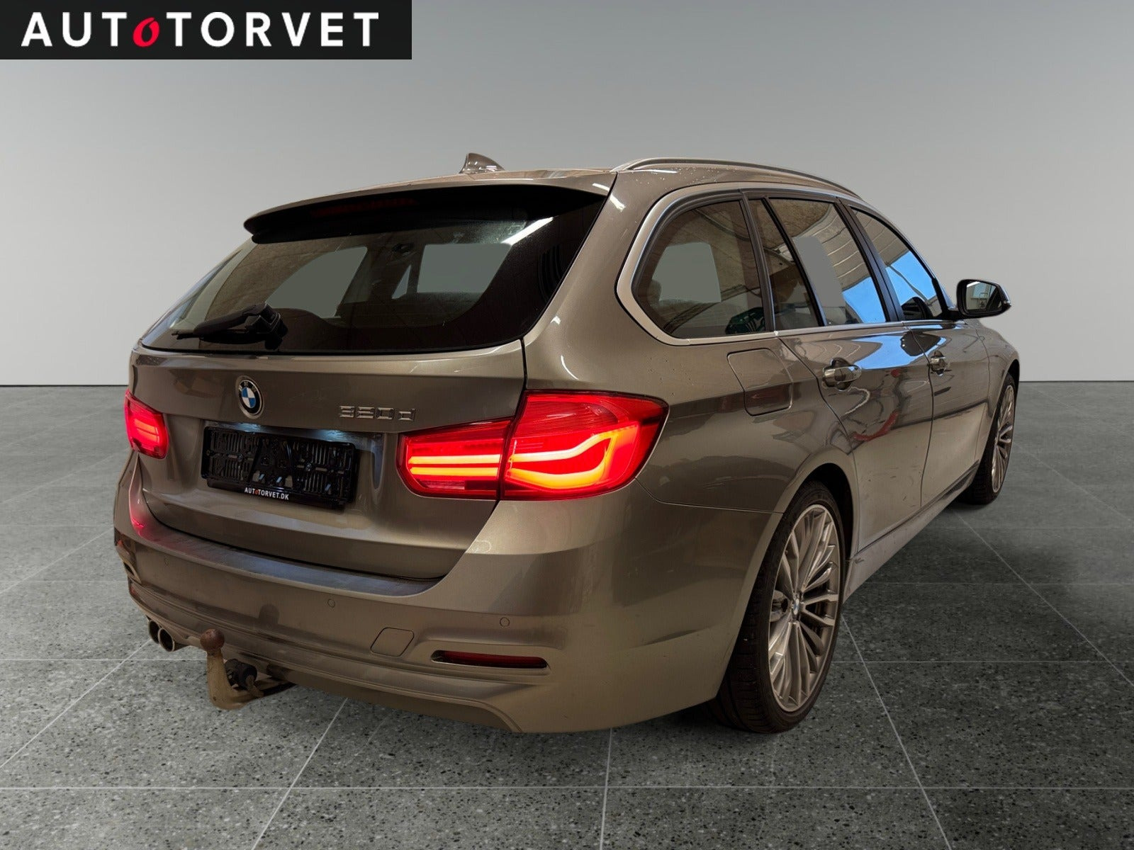 Beige BMW 320d fra 2019