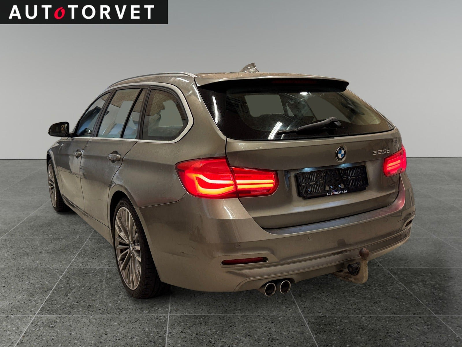 Beige BMW 320d fra 2019
