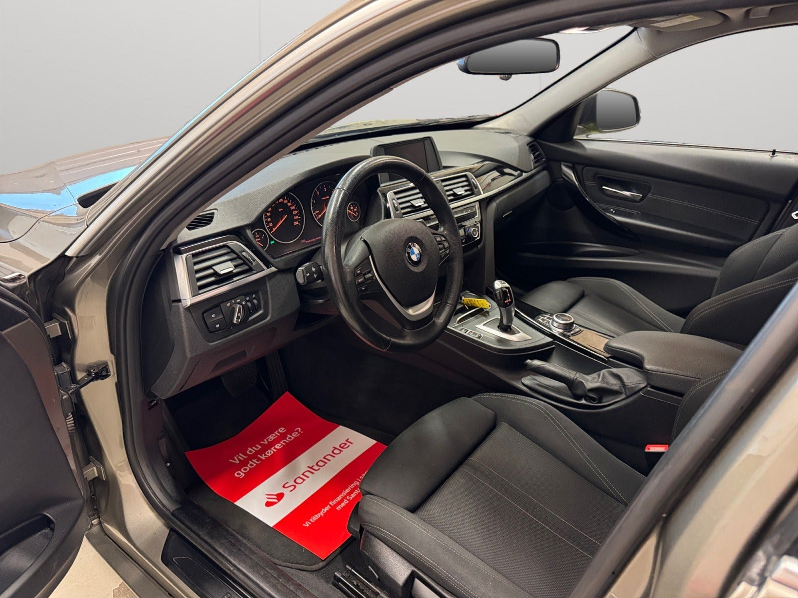 Beige BMW 320d fra 2019