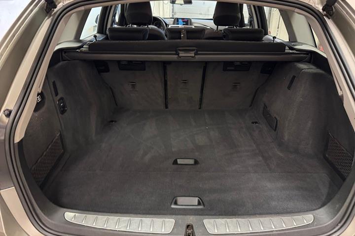Beige BMW 320d fra 2019