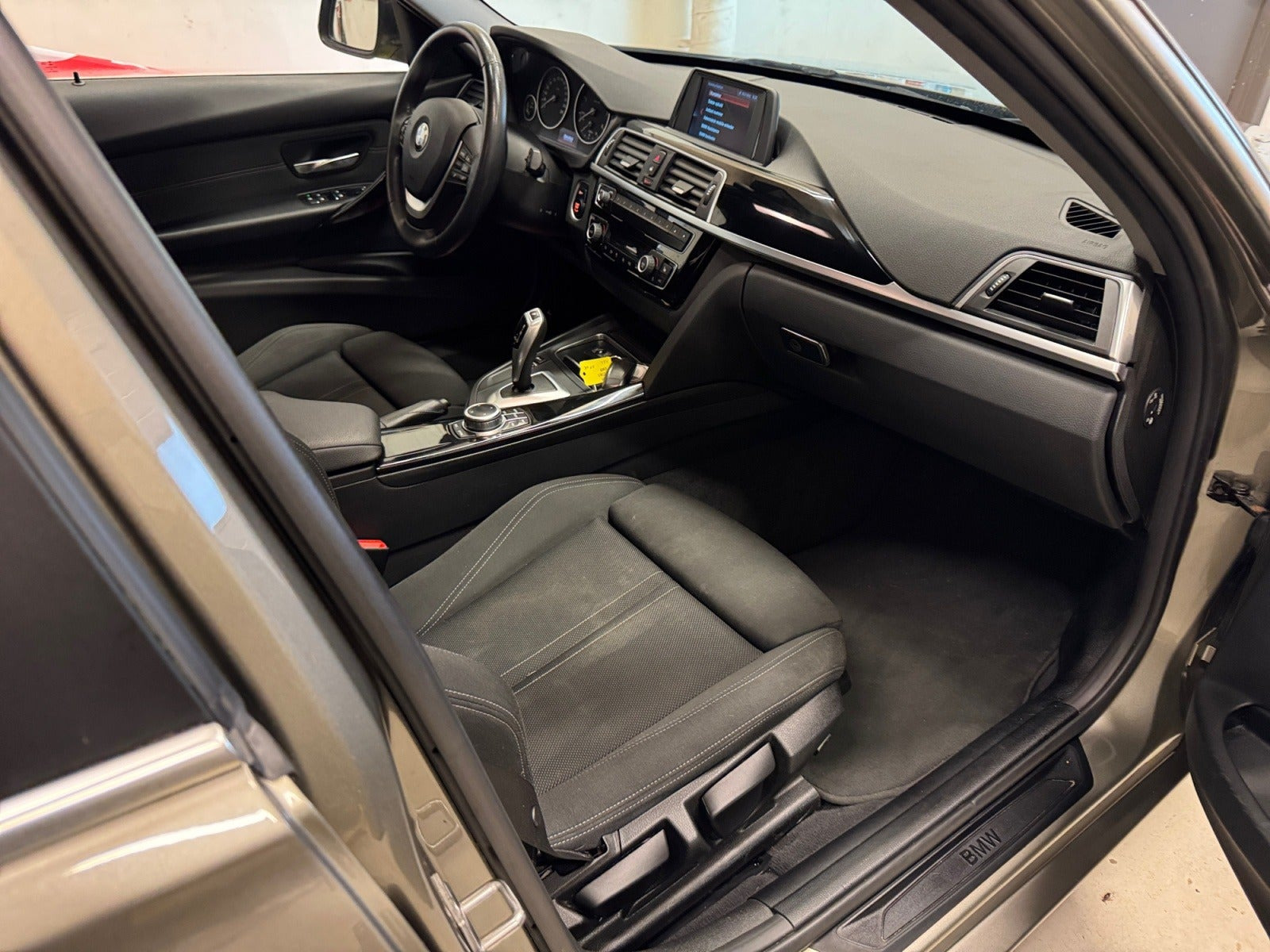 Beige BMW 320d fra 2019