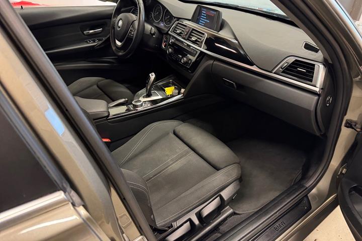 Beige BMW 320d fra 2019