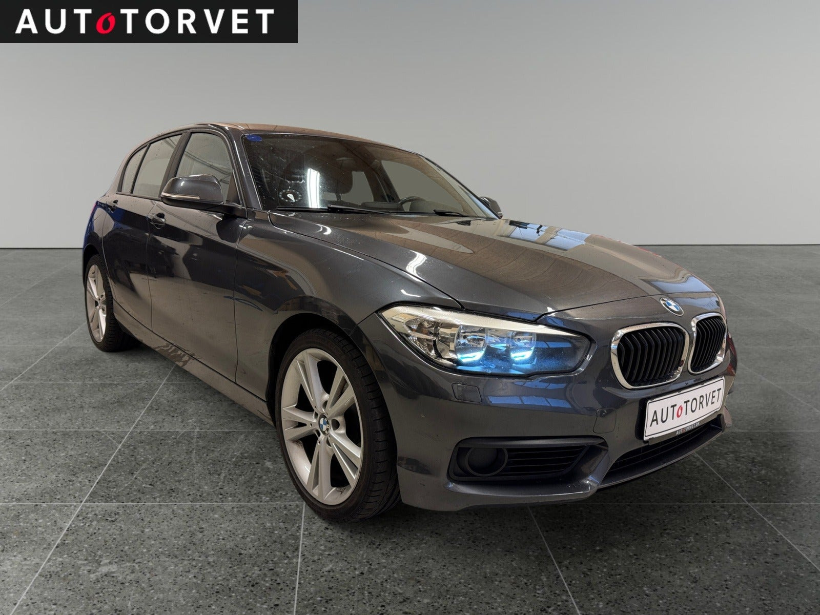 Grå BMW 118d fra 2018