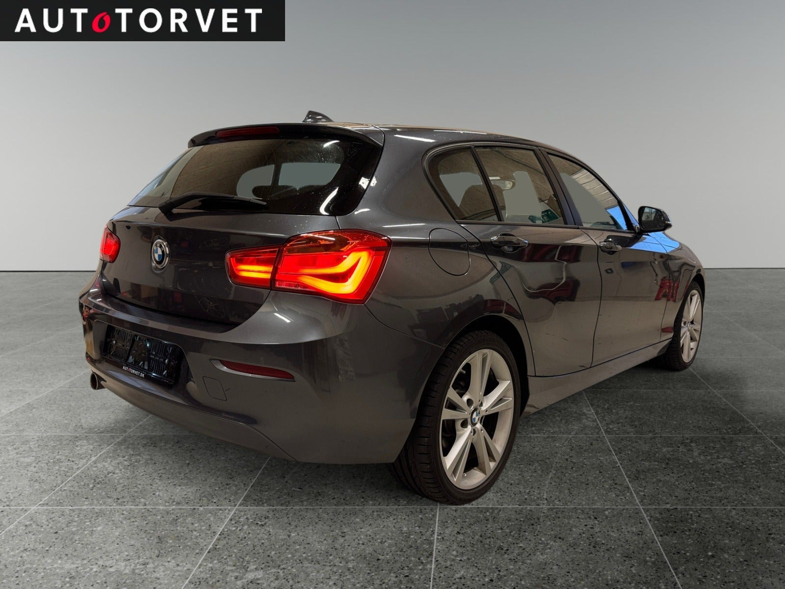 Grå BMW 118d fra 2018