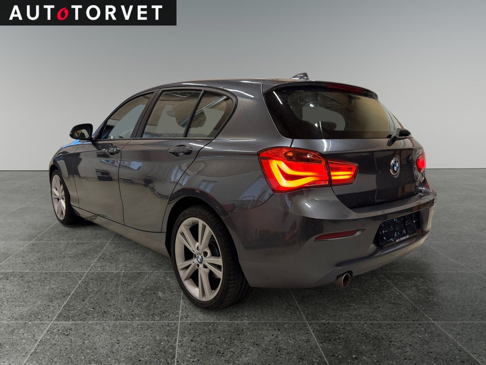Grå BMW 118d fra 2018