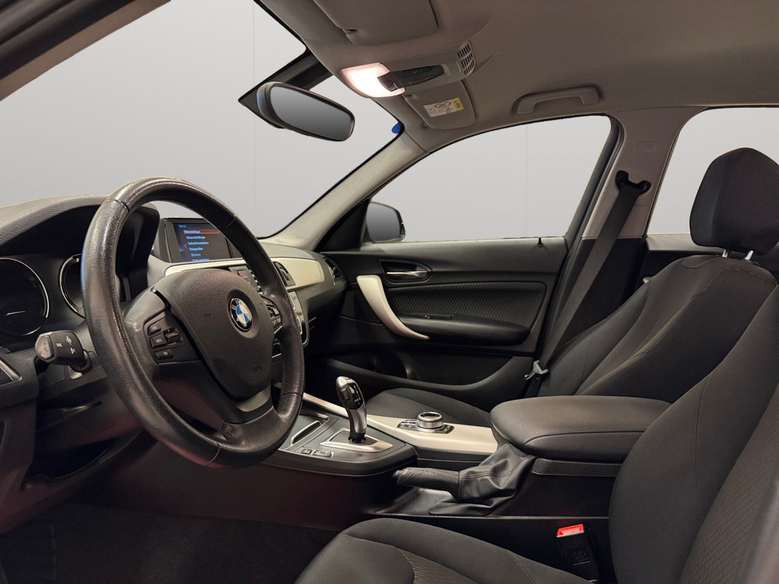 Grå BMW 118d fra 2018