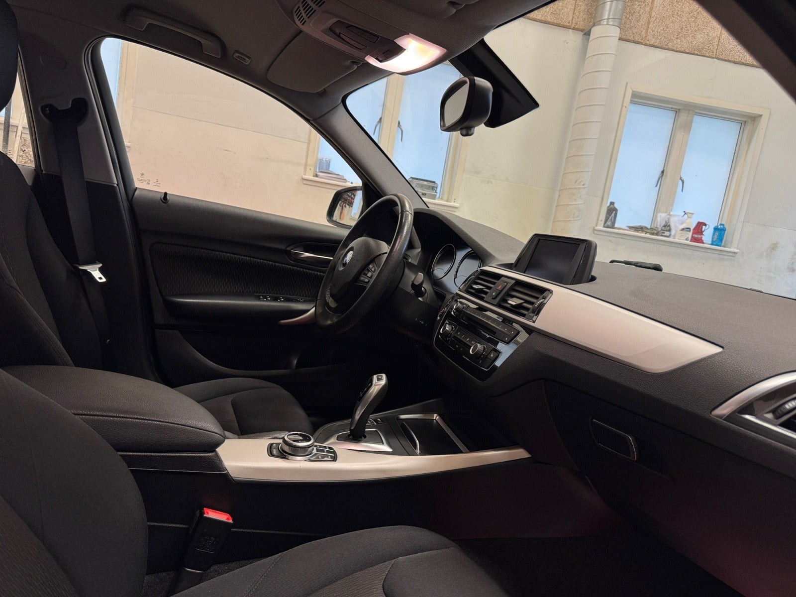 Grå BMW 118d fra 2018