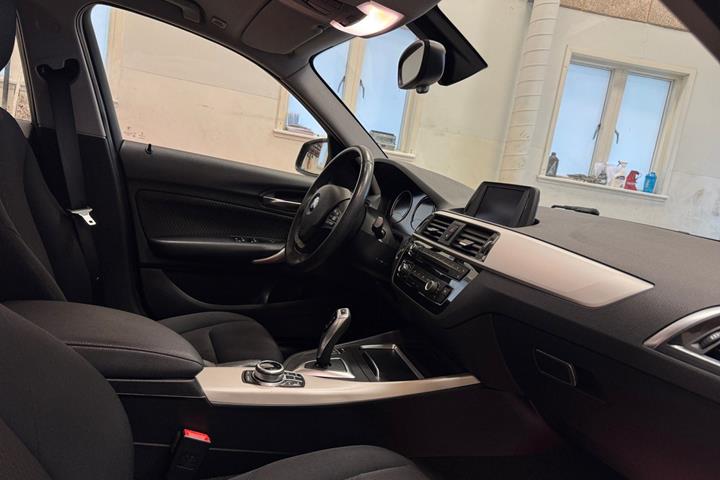 Grå BMW 118d fra 2018