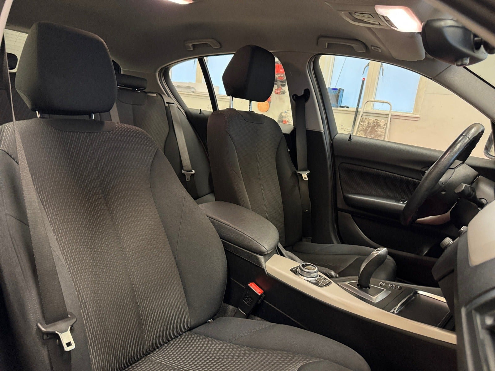 Grå BMW 118d fra 2018